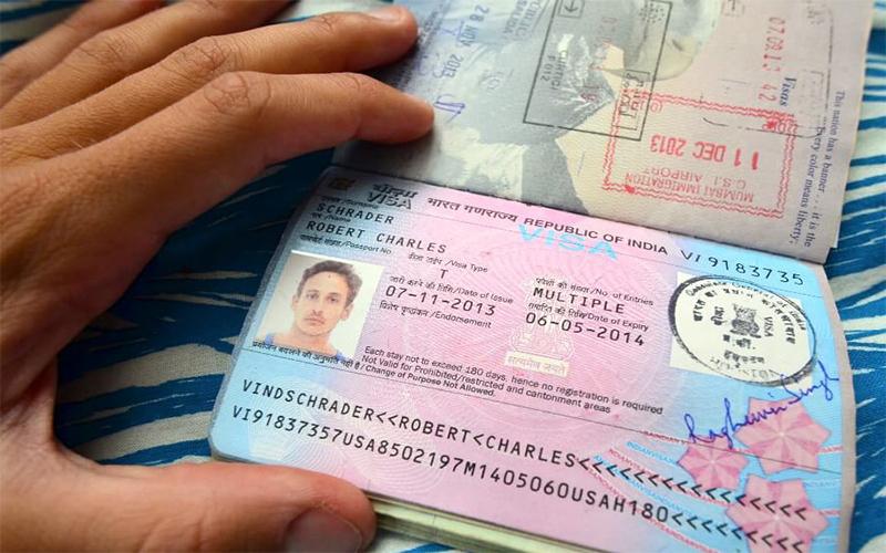 Bạn có thể nộp hồ sơ Visa trực tuyến hoặc đến trực tiếp Đại sứ quán để nộp.