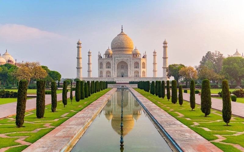 Đền Taj Mahal được xây dựng bằng đá trắng đặc biệt.