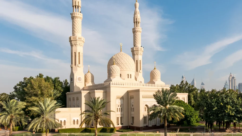 Du khách có thể tham quan nhà thờ Hồi giáo Jumeirah Mosque vào tất cả các ngày trong tuần, trừ thứ Sáu